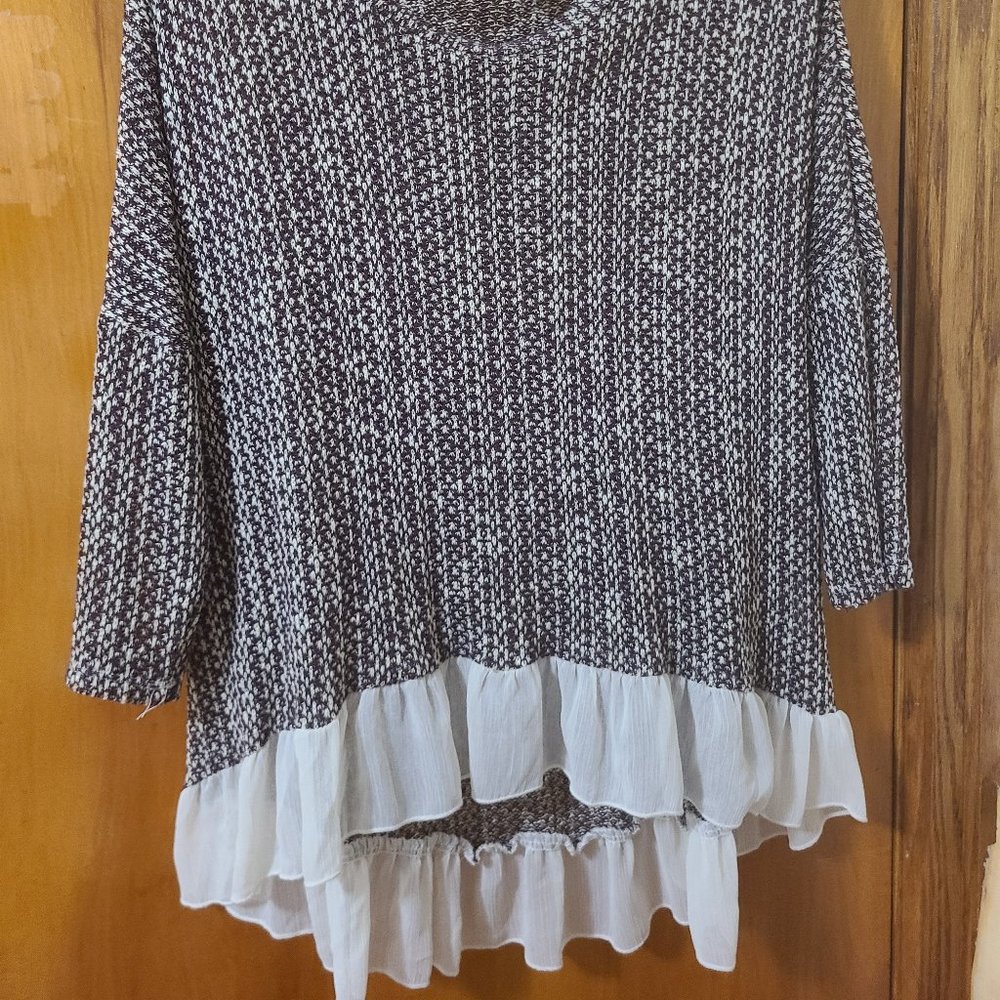 3/4 sleeve sweater with asymmetric ruffle hem